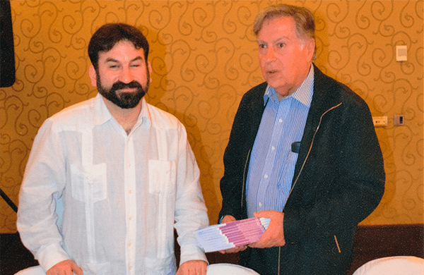 Fernando Merino recibe la última versión de las Normas Internacionales de Valuación de manos del representante de ATASA.